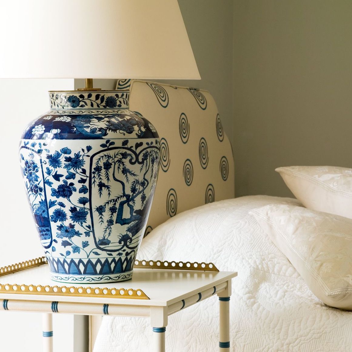 Imari Hand Decorated Porcelain Table Lamp - Blue/White